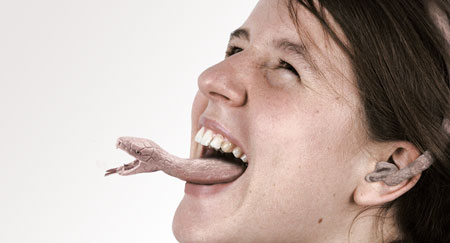 Fotografie einer jungen Frau mit Schlangenzunge